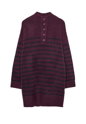 Bordový pletený sveter s horizontálnymi tmavými pruhmi, vysokým rebrovaným golierom a zapínaním na štyri gombíky. Dlhé rukávy.