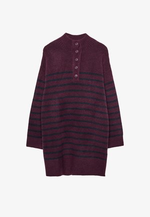 Bordeauxroter Strickpullover mit horizontalen dunklen Streifen, hohem geripptem Kragen und einer Knopfleiste mit vier Knöpfen. Lange Ärmel.