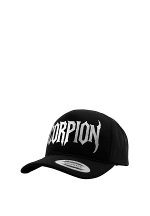 Musta snapback-lippis, jossa valkoinen goottilaistyylinen "SCORPION"-teksti edessä ja verkkomallinen takapaneeli, esitettynä valkoisella taustalla.
