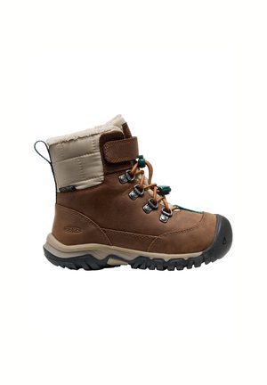 Brauner Winterstiefel mit hellbraun gepolstertem Kragen, Schnürung vorne, Klettverschluss am Knöchel und robuster schwarzer Sohle mit Zehenschutz.