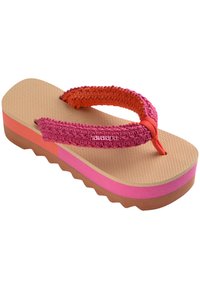 Tongs rose et orange avec des sangles en tissu texturé, une semelle rembourrée et un design de plateforme superposée aux couleurs beige, rose et orange.