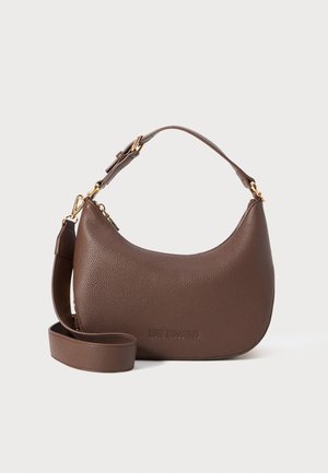 Sac à épaule en cuir marron texturé avec une bandoulière réglable, des ferrures dorées et le logo "Love Moschino" en relief à l'avant.
