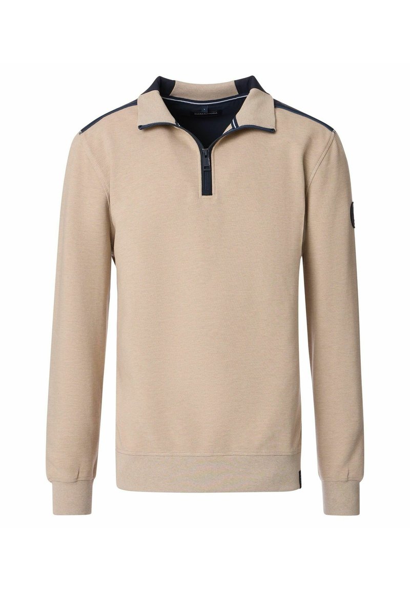 Beżowy sweter z zamkiem przy szyi, z granatowymi akcentami na kołnierzu i ramionach. Prążkowana struktura, długie rękawy i dopasowane mankiety.