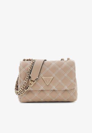 Beige gewatteerde handtas met witte stiksels, goudkleurige kettingband en driehoekig Guess-logo aan de voorkant. Compacte rechthoekige vorm.