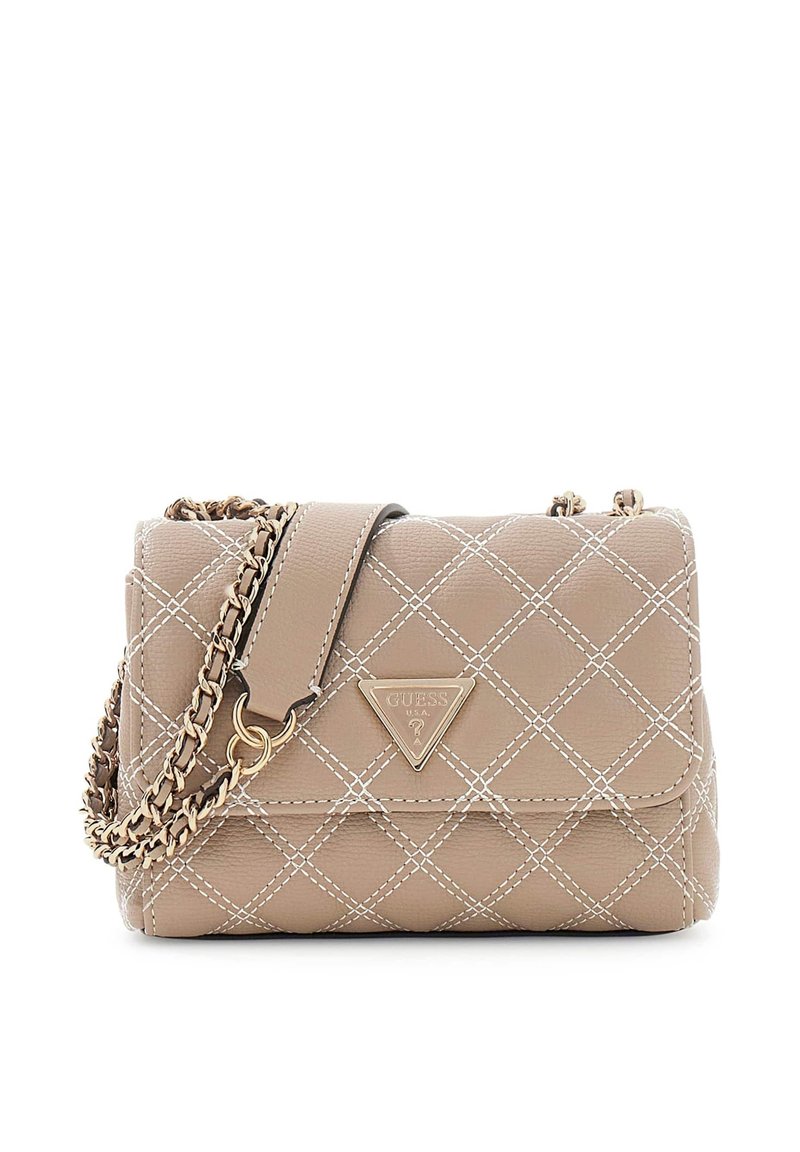 Borsa trapuntata beige con cuciture bianche, tracolla a catena color oro e logo Guess triangolare sul davanti. Forma rettangolare compatta.