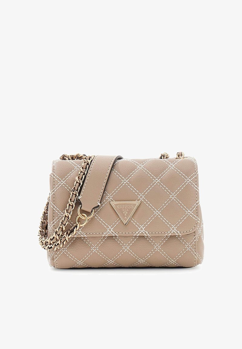 Borsa trapuntata beige con cuciture bianche, tracolla a catena color oro e logo Guess triangolare sul davanti. Forma rettangolare compatta.