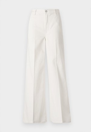 Pantalones de pierna ancha blancos hechos de algodón con una textura suave. Cuenta con un botón delantero, cremallera y un diseño de cuatro bolsillos.