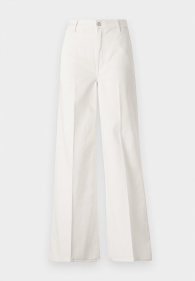 Fehér, bővebb nadrág, amely pamutból készült, sima textúrával. Elöl gombbal, cipzáras záródással és négy zsebes kialakítással rendelkezik.