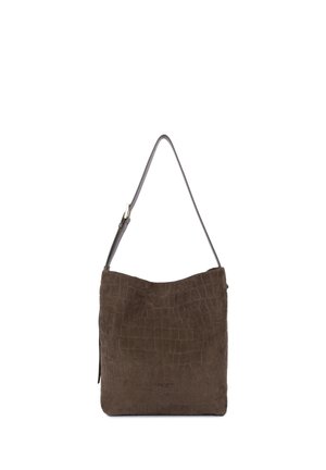 Sac d'épaule en daim marron avec texture embossée crocodile et bandoulière réglable suspendu sur fond blanc.