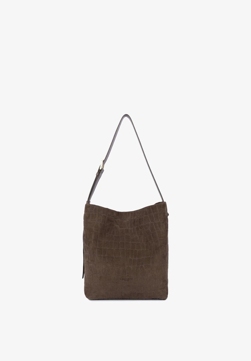 Sac d'épaule en daim marron avec texture embossée crocodile et bandoulière réglable suspendu sur fond blanc.