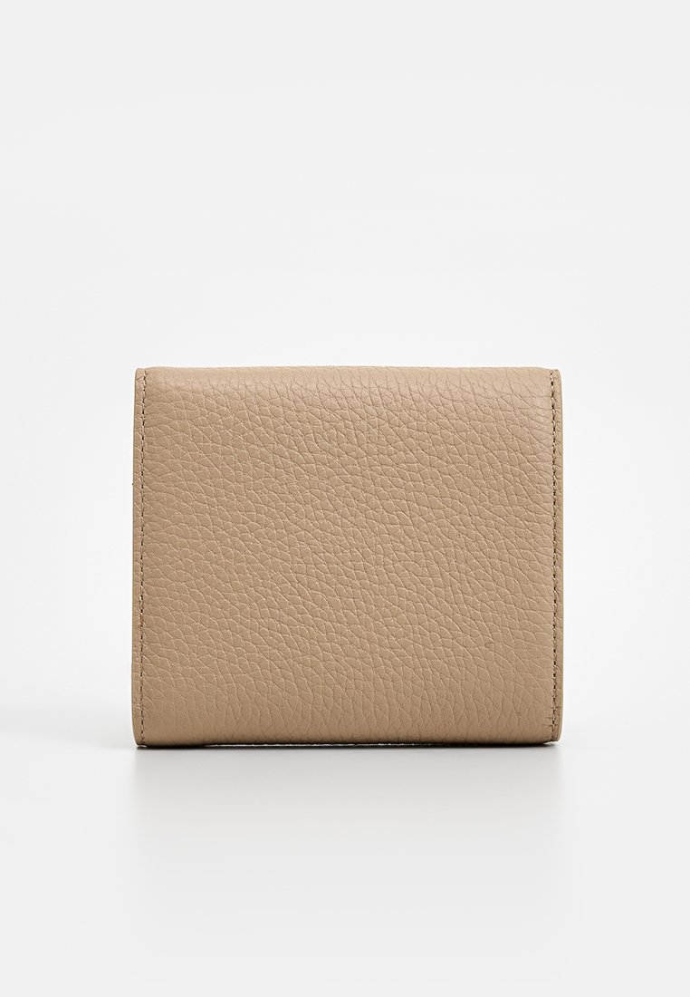 Beige Lederbörse, mit strukturierter Oberfläche, rechteckiger Form, gefaltetes Design und sichtbaren Nähten entlang der Kanten. Minimalistisch und kompakt.