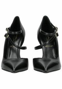 Escarpins noirs en cuir avec des pointes effilées, des brides de cheville avec des boucles en or. Texture lisse et silhouette classique.