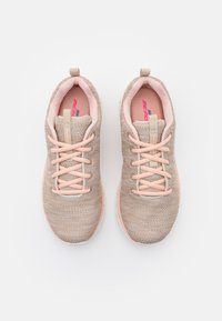 Sneaker leggere con una tomaia in rete beige testurizzata e accenti rosa chiaro, punta arrotondata e lacci piatti.