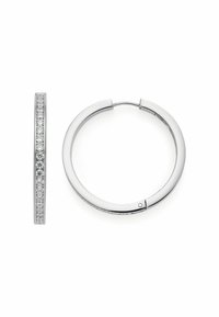 Orecchini a cerchio in tono argento caratterizzati da un design circolare elegante e da una fila di piccole pietre trasparenti lungo il bordo anteriore.
