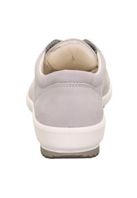 Grijze suède sneaker met een gewatteerde kraag, witte rubberen zool en minimalistisch ontwerp. Beschikt over een gladde textuur en subtiele stikdetails.