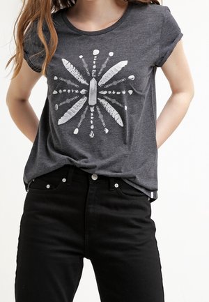 Ciemnoszary t-shirt z krótkim rękawem, wykonany z bawełny, z białym wzorem graficznym przedstawiającym pióra i kryształ w formie rozbłysku gwiazdy.