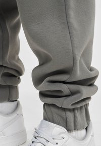 DEF Donji dijelovi trenirke - anthracite washed