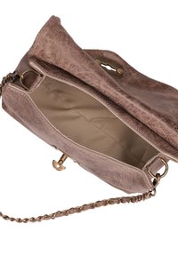 Borsa a mano in pelle marrone con superficie texturizzata, tracolla a catena e chiusura a scatto. L'interno è in tessuto beige e offre ampio spazio.