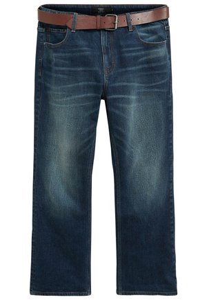 Donkerblauwe denim jeans met een rechte pijp, met subtiele vervaging, vijf zakken en een bruine leren riem met een metalen gesp.