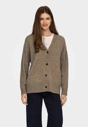 Cardigan marron clair en tricot doux. Présente un col en V, des boutons foncés, des poignets côtelés et une coupe décontractée.