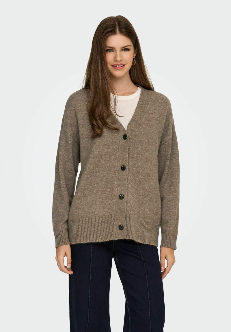 Hellbrauner Cardigan aus weichem Strickmaterial. Verfügt über einen V-Ausschnitt, dunkle Knöpfe, gerippte Bündchen und einen lässigen Schnitt.