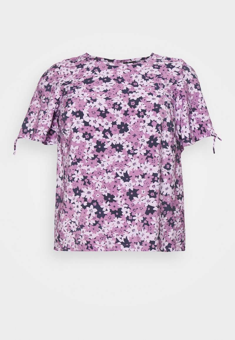 Blusa de manga corta con un patrón floral en rosa, lavanda y púrpura oscuro, ajuste relajado y escote redondo, sobre fondo blanco.