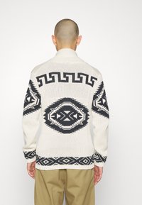 Lindbergh  INTARSIA   mleczny