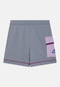 Pantalones cortos deportivos grises hechos de una tela suave, que cuentan con un bolsillo púrpura en el lateral y costuras púrpuras contrastantes en el dobladillo.