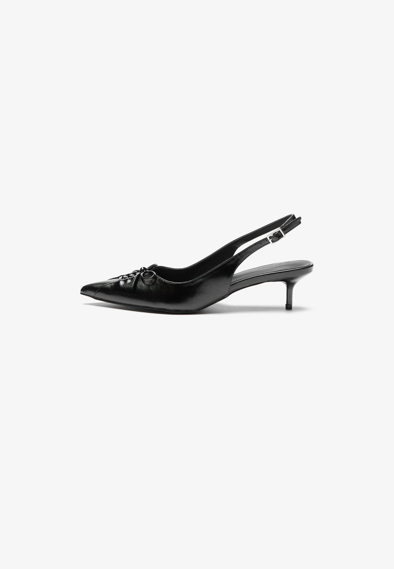 Svarta läder slingback klackar med spetsig tå, liten kittenklack och en dekorativ knutdetalj på framsidan. Slät textur hela vägen.