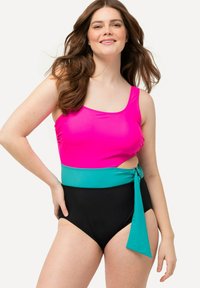 Maillot de bain une pièce rose avec un bas taille haute noir, doté d'un large ceinture en teal à la taille et d'un décolleté en scoop.
