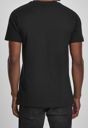 Sort kortærmet T-shirt, bomuldsmateriale, rund hals, standard pasform, glat tekstur, ensfarvet bagside uden grafik eller mønstre.