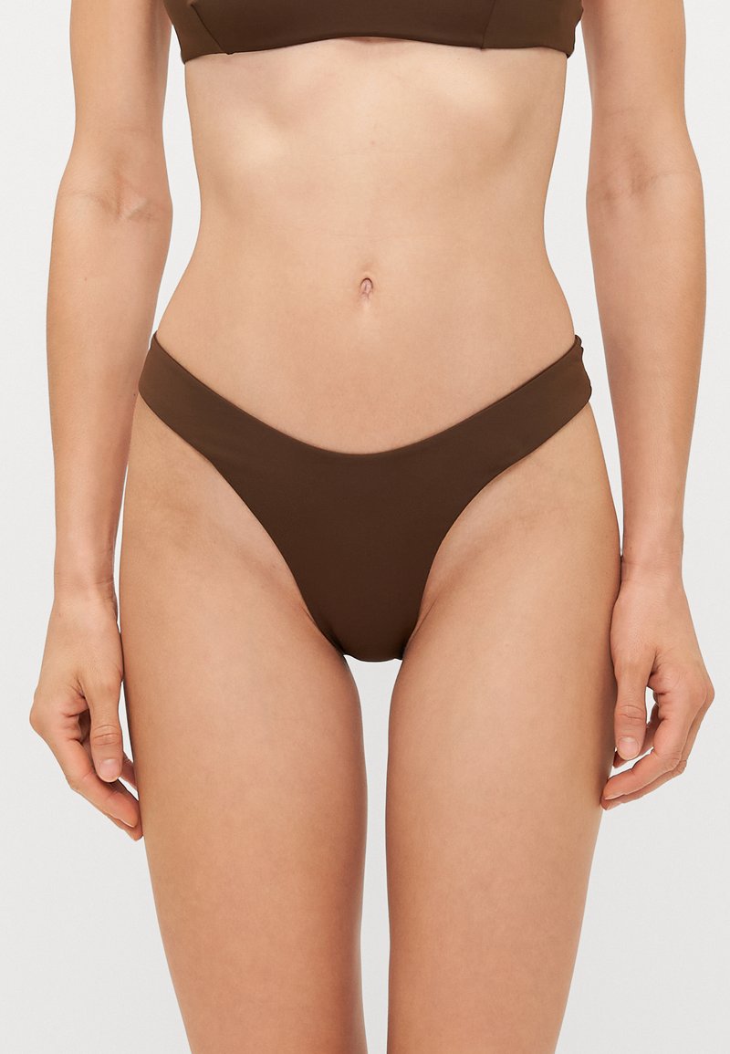 Braune Bikini-Höschen mit hohem Beinausschnitt, glatter Textur und minimalistischem Stil mit niedrigem Bund.