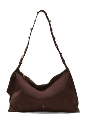 Brązowa zamszowa torebka na ramię z pojedynczym regulowanym paskiem zdobionym złotymi ćwiekami oraz złotym zamkiem błyskawicznym na górze.