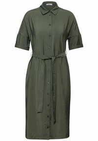 Abito camicia verde oliva realizzato in tessuto morbido con colletto, maniche corte, bottoni frontali e una cintura abbinata in vita.