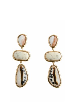 Goldgerahmte Hängendohrringe mit drei unregelmäßig geformten Steinen: hellrosa, weiß mit dünnen grauen Adern und weiß mit schwarzen Flecken.