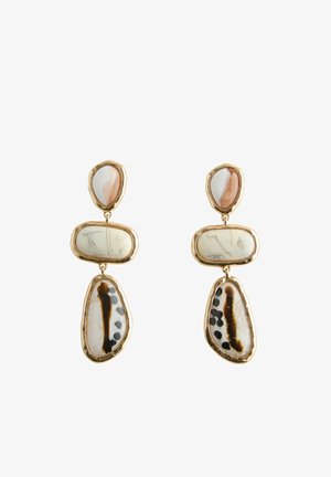 Goldgerahmte Hängendohrringe mit drei unregelmäßig geformten Steinen: hellrosa, weiß mit dünnen grauen Adern und weiß mit schwarzen Flecken.