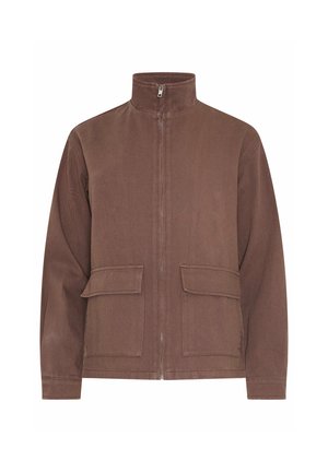 Brun lynlåslukket jakke med ståkrave og to forlommer med klap, lavet af tekstureret stof, vist på en hvid baggrund.