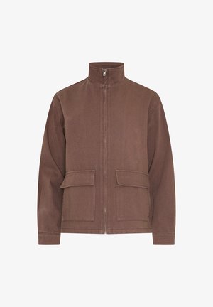 Ruskea vetoketjullinen takki, jossa on pystykaulus ja kaksi etutaskua, valmistettu teksturoidusta kankaasta, valkoisella taustalla.