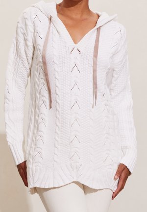 Hoodie blanc en maille torsadée avec un col en V et des poignets côtelés. Doté de manches longues, d'une poche avant et d'un accent en ruban satiné sur la capuche.