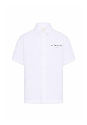 Chemise blanche à manches courtes, boutonnée avec col, logo Givenchy et texte « 3, Avenue George V Paris » sur la partie supérieure gauche de la poitrine.