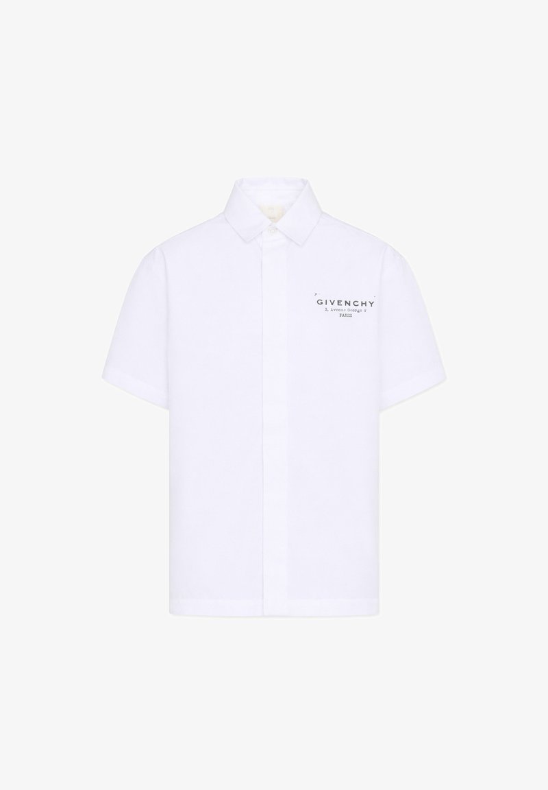 Chemise blanche à manches courtes, boutonnée avec col, logo Givenchy et texte « 3, Avenue George V Paris » sur la partie supérieure gauche de la poitrine.