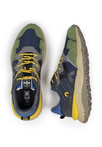 Zapatillas de senderismo azules y grises con acentos de ante verde, cordones amarillos y una suela texturizada que presenta un diseño de dibujo para mejor agarre.