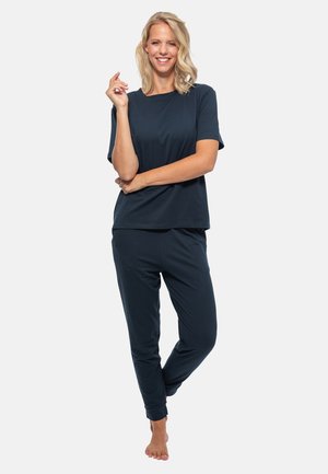 Marinblått lounge-set som består av en kortärmad topp och smalare byxor, tillverkat av mjukt material med avslappnad passform och inga synliga mönster.