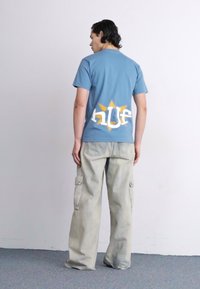 HUF JAZZY GROOVES TEE - Triko s potiskem - slate blue