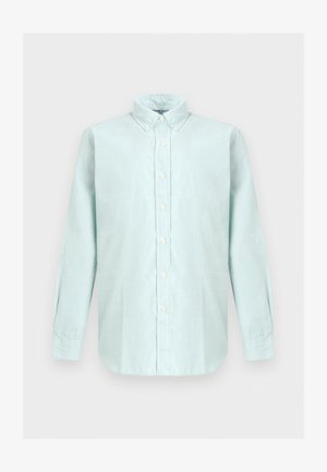 Cămașă albastru deschis cu mâneci lungi, nasturi, guler cu nasturi, nasturi albi și tiv curbat pe fundal neutru.