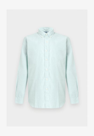 Lyseblå langermet skjorte med knapper, knapp-ned-krage, hvite knapper og buet kant på nøytral bakgrunn.