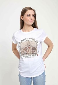 Bílý bavlněný tričko s vintage grafick�ým potiskem "Sněhurka a sedm trpaslíků" v přírodních tónech, rámované dekorativním listovím.