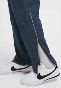 Nike Performance Pantalones deportivos - armory navy/plum dust/white