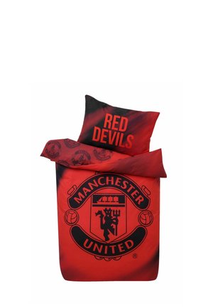Rotes und schwarzes Manchester United Bettwäsche-Set mit großem Vereinslogo auf der Bettdecke und dem Text "Red Devils" auf dem Kissenbezug.