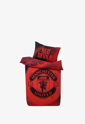 Rotes und schwarzes Manchester United Bettwäsche-Set mit großem Vereinslogo auf der Bettdecke und dem Text "Red Devils" auf dem Kissenbezug.